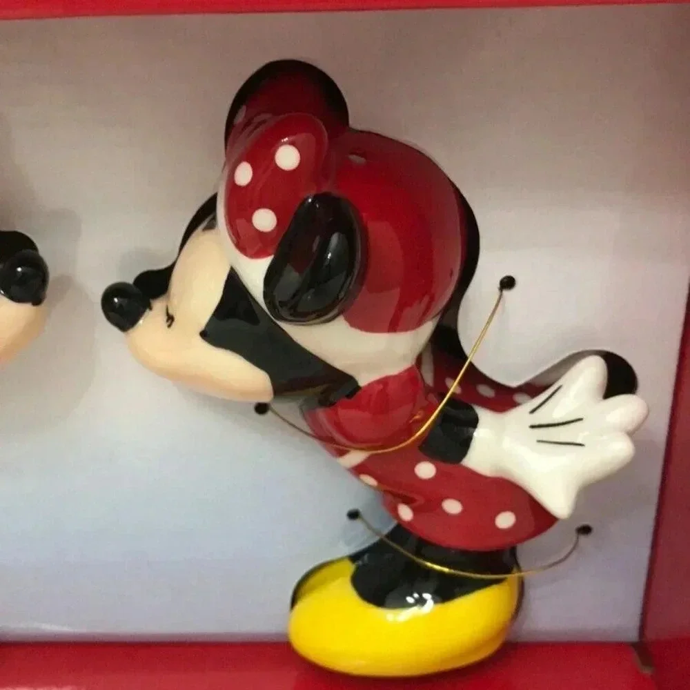 NEW Disney Kissing Mickey Mouse & Minnie Sculpted Ceramic Salt & Pepper Shakers